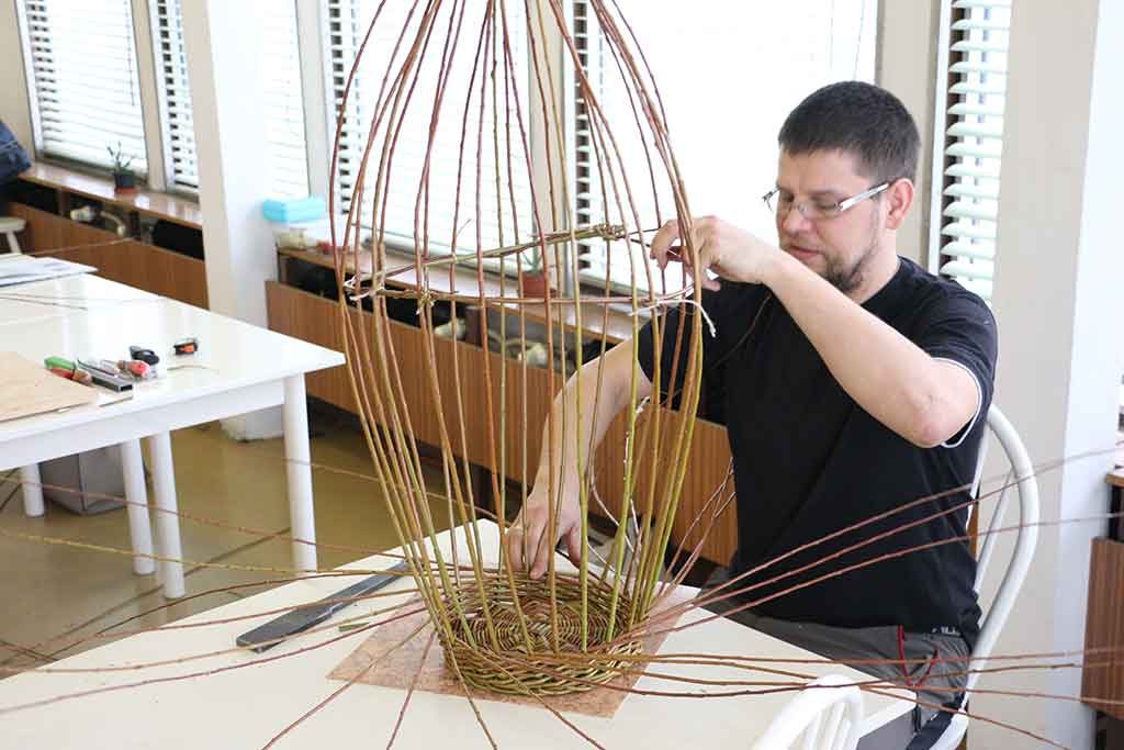 Pletenie hubárskeho košíka. Jednoduchá obruč vyrobená z prúta a vložená do klietky pomôže udržať tvar.