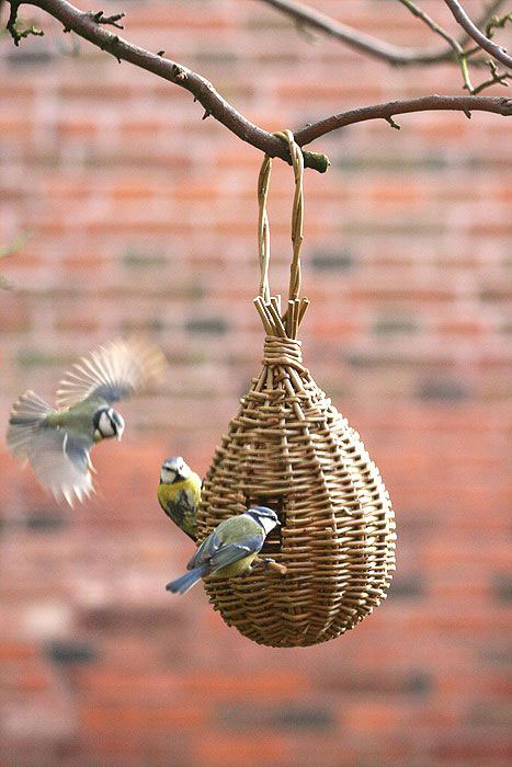 Pletené kŕmidlo inšpirované tvarom vtáčích hniezd, ktoré sa dá ľahko urobiť tými najzákladnejšími košikárskymi technikami | source: http://www.jonsbushcraft.com/Gallery.htm
