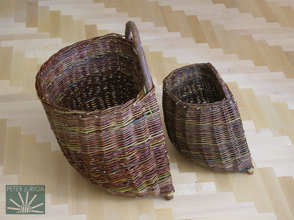 2010 Vľavo tradičný oravský oblúkový chrbtový košík. Vpravo jeho tvarovo pozmenený variant | Peter Juriga