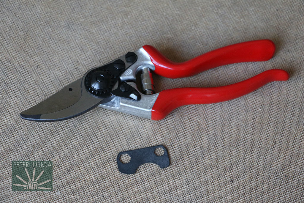 Nožnice FELCO sú dodávané so šikovným univerzálnym kľúčom. | foto: Peter Juriga