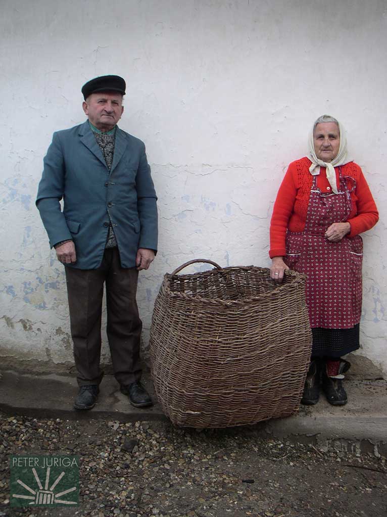 Výrobca p. Muráň zo Súdoviec so svoju sestrou. V strede veľký sečkový kôš, 2007. | foto: Peter Juriga